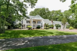 Beautiful Estate with Tennis Court and Swimming Pool - Image 4