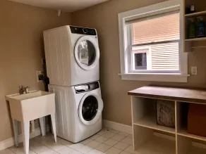 Spacious Home w/ Pool & AC, 2 ensuite bedrooms, EV charger, 7-min Walk to Beach - Image 2