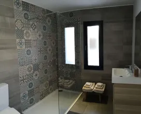 4 chambres et 4 salles de bain, à 150 mètres de la plage, piscine privée, barbecue - Image 4