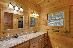 Nouveau sur HomeAway / VRBO - Un chalet spacieux avec une vue fantastique sur le mont Long Range et le lac - Le lac Lure - Image 2