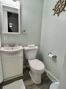 Large home with yard, 7 bedrooms, and lots of living space - Image 5