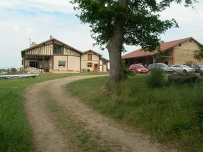 At the heart of an equine farm. Reside in a cottage of 70 m. with a pool. - Image 5