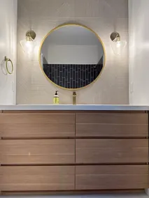 Bright and clean home within a quick walk to Hyde Park Square - Image 3