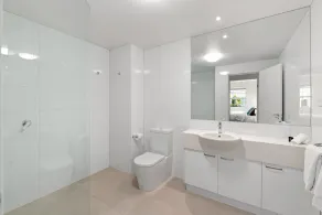 Modern and Spacious Three  Bedroom Apartment - Image 2