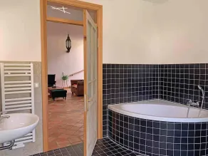 Unique vacation apartment for 6 to 8 people with a historic ambience - Image 4