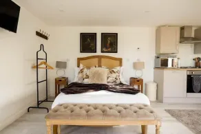 MEADOW<br><br><br><br>SLEEPS 2 | HOT TUB | BBQ | PETS ALLOWED | WI-FI | SECLUDED PATIO - Image 4