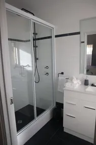 Central 3 Bed home with pool, EV Charger and unlimited free Wi-Fi - Image 3