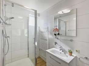 Cosy holiday home on a beautiful holiday park - Image 3