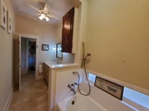 Quaint 4 Bedroom Farmhouse near Round Top, New Ulm - Image 4