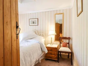 NEUADD WEN, pet friendly, character holiday cottage in Cerrigydrudion - Image 5