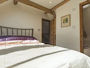 2 bedroom accommodation in Wormshill - Image 4