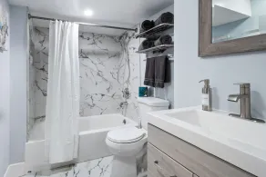 Modern, 2-bedroom apt., 15 minute drive to Lake Michigan, FREE parking spot. - Image 5