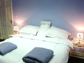 Intl Townhouse Apt on The Crescent: perfect for walking everywhere! - Image 3