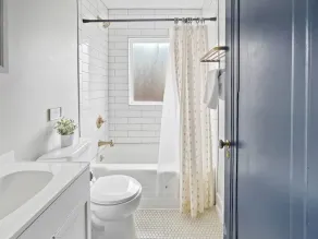 Spacious and bright 3-bedroom duplex unit with private entrance, full kitchen, washer/dryer, and off-street parking. Perfect for families, couples, or business travelers near Drake University. - Image 5