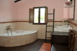 Stenbolig i traditionel stil med privat pool - Image 2