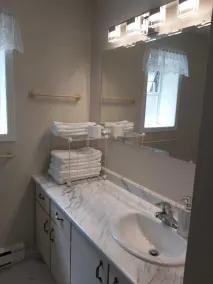 Spacious 2-bedroom Suite with parking and AC - Image 4