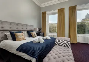 Stunning view of Edinburgh Castle for a memorable stay in the City Centre - Image 5