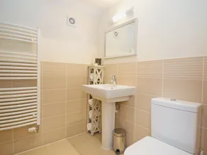 5 bedroom accommodation in Cirencester - Image 2