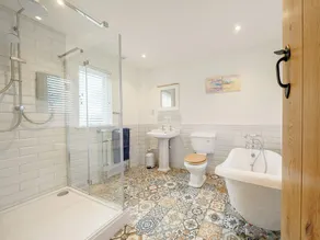 2 bedroom accommodation in Llantilio Pertholey - Image 2