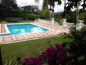 Villa con piscina y vista al lago - Image 5