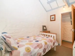 THE OLD DAIRY, character holiday cottage, with a garden in Millbrook - Image 4