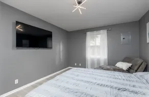 Modern and Cozy Home with Fireplace - Image 5