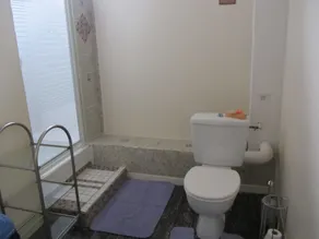 7-bedroom house with large private yard - Image 2