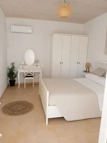Charming Villa with Garden, 10-Min Walk to St. George Beach, Close to Amenities - Image 4