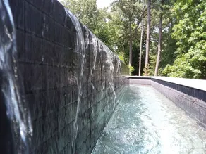 Waterfront Contemporary Retreat mit großem Infinity-Pool - Image 2