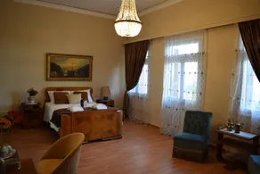 Minoa Downtown Garden Villa - Image 3