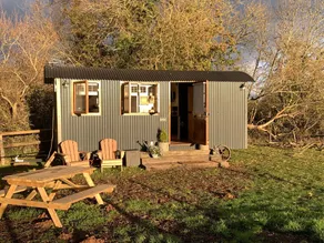 Luxury heated shepherd's hut in field location. - Image 4