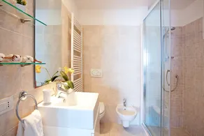 Casa Paradiso en Menaggio, casa de lujo, vistas de 180 grados del lago, jardín privado - Image 2