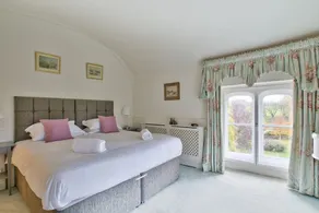 40 guests · 13 bedrooms · 23 beds · 10.5 bathrooms - Image 5