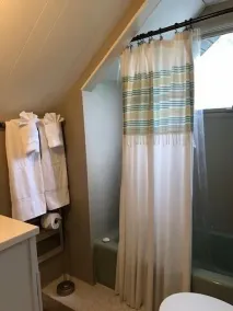 Beautiful 5-bedroom cottage across from Bass Lake - Image 3