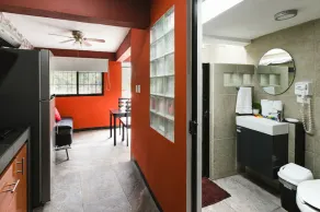 Nouveau! Apte. w / mini terrasse, Netflix, refroidisseur à vin, etc. .9 mi. du carré central - Image 5