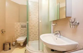 Holiday home with swimming pool and beautiful garden - Image 3
