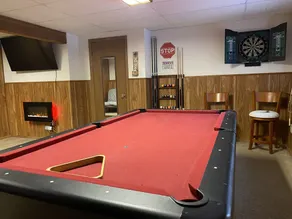 Beautiful Bi-level. Game room with pool table, 5 UHDTVs, WiFi. Central heat/air. - Image 4
