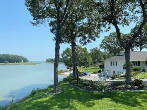 PVT PENINSULA! Hot tub, beach, spectacular views w/huge kitchen!Sleeps up to 21 - Image 5