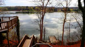 Superbe maison en bois rond au bord du lac avec piscine et quai pour bateaux sur 3 acres clôturés! Chiens acceptés - Image 2
