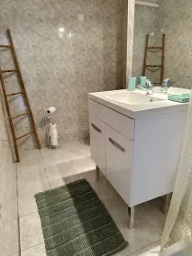 Comfortable ground-floor apartment in former 20th-century hotel - Image 3