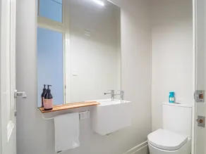 ERIN RESIDENCE ON RICHMOND HILL - WiFi, NETFLIX, PARKING - Image 4
