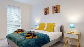 Luxury 2 Bed Apartment with Parking 18 mins from London - Image 3
