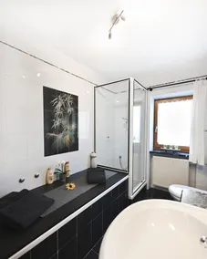 Quiet apartment with free parking on the property - Image 2