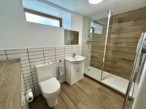 7 bedroom, Stunning Cottage with Hot-Tub & Cinema Room - Image 5