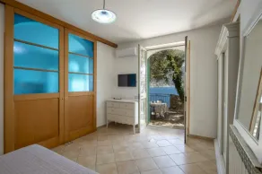Dipinto di Blù, charming apartment with access to the sea - Image 5
