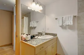 Location Rocheuses: Central Condo; Baignoire à jet; Parking souterrain - Image 3