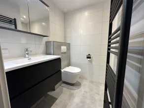 Fristående renoverat fritidshus på slutna grunder - Image 2