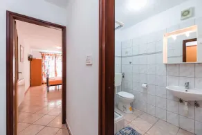 Holiday apartment with balcony and air conditioning - Image 3