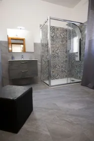 Apartment with private parking space - Image 3