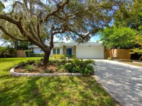 Relax & unwind—enclosed private pool, fenced yard, many amenities & attractions! - Image 5
